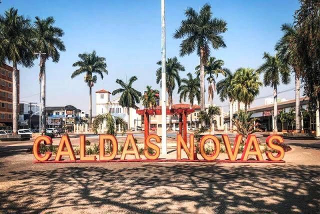 Hotel Golden Dolphin Com Cafe Da Manha! Piscinas 24H Caldas Novas Exteriör bild